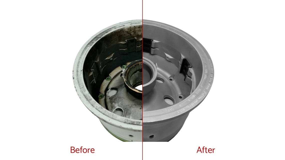 Aircraft wheel before and after wetblasting